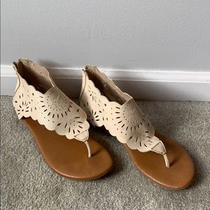 🌟 2/$10 Off white sandals